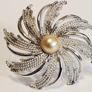 Vintage Sarah Coventry Flower Brooch